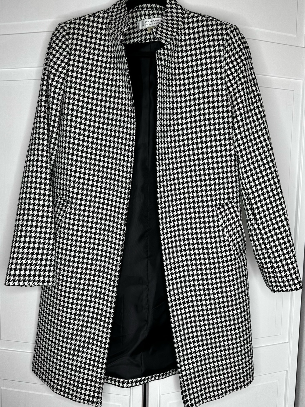 Tahari Arthur S. Levine Black & White Houndstooth Knee-Length Coat Size 2